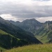 Das obere Kaiserstal endet in  Nordwande  des Grießkopf,2581m-mitte ,ganz  links   die lange Grat des Alplespleisspitze,2648m.