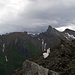 In die Scharte angekommen, mit Holzgauer Wetterspitze(2895 m) und dünkeln Wolken im Blickfeld...