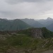 Rückblickend, nimmt unsere Geschwindigkeit erstaunlich zu!:)In  Westen  es  dunkelt sich wieder, aber  bis Gipfel  hatten  wir  nur  einige Regentropfen...