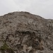 Durch diese Schrofen und  Felsen es geht  hinauf zum Gipfel,  zuerst  nach  links  unten,  dann in  eine  Rinne, rechts  oben,   halbe  Stunde...