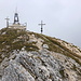 Hochobir - Blick zum Gipfel mit der (neuen) [https://de.wikipedia.org/wiki/Hannwarte Hannwarte] und dem Kreuz.