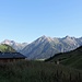 Start in Kaisers,  bei Edelweißhaus(1500m, Parkplatz),mit schöne Ausblicke in die  Allgäuer Alpen,gegenüber in Bildmitte, Ellbogner Spitze,2553m-dort  waren  wir  gestern.