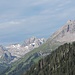 Blick Richtung Sudwesten,mit  Lisunspitze(2667m)-links,Valluga(2811m)-mitte in Hintergrund und Hintere Schmalzgrubespitze(2643m)-rechts im Vordergrund.