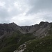 Nach zwei Stunden von Edelweißhaus, erreichen wir die Karmulde des obere Gristalerbach ,zwischen Griestalerspitze,2622m-links und Rotschrofenspitze,2579m-rechts.
