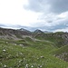 Von  hier Hahnleskopf(2210m)-grüne Rundkopf links im  Bild ist  in  cca 30  Minuten  erreicht,es ist einen  schönen Aussichtbalkon in Lechtaler  Alpen.