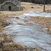All'Alpe Quarantavan è presente una fontana che, in questa stagione, ghiaccia completamente il ripido sentiero di accesso... 
Meglio fare un brevissimo "fuori sentiero" se non si vuole pattinare sul ghiaccio... :-)