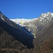 Raggiunta l’Alpe Orlo (m 1165) si vede la testata della Val Piodella, dove si trova la nostra meta (freccia). Nella foto ho riportato il tratto di percorso dall’Alpe Valle in Fuori al terrazzo roccioso che sostiene l’Alpe Lavorerio.