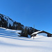 Gut eingeschneite Alphütten unterm Wannenspitz
