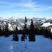 Blick auf den Abfahrtshang unter dem Gipfel auf den Eisenerzer Talkessel mit Erzberg und Hochschwab