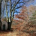 vorbei an einer Kapelle