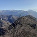 Panorama di vetta 1396 mt Cime di Bronzone e il naturale proseguimento della cresta che denomina la serie di cime.