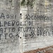 Poesie sui brutti muri di cemento nel tratto iniziale del sentiero