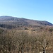 Bezejmenný vrch s TP kóta 539 m, Blick zum Hradišťany mit seinen unscheinbaren Trabanten Velký obr und Skalka