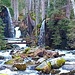 Der kleine Wasserfall im Morgenlicht. Eisreste gab es nur noch auf dem Weg.