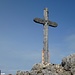 Das Kreuz steht direkt neben der Himmelspforte, aber nicht am höchsten Punkt.