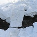 Nicht überall ist es so offensichtlich, dass die Schneedecke durch Wasser unterspült wird.

