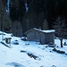 Finalmente il nostro arrivo all'Alpe Prà Baffone e al Rifugio Il Biondo.<br />Appena il sentiero uscirà dal bosco ecco apparire la neve e anche bella alta (30-40 cm.) ma qui il sole, in questa stagione, probabilmente batte solo per una o due ore al giorno...