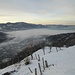 Salendo a San Tomaso, a sinistra sono ancora visibili le nebbie che coprono il Lago di Annone e la temperatura è piuttosto rigida.