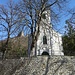 Am Ortseingang von Szigliget befindet sich unterhalb der Burgruine eine Kirche, an welcher der steile Wanderweg zur Burg beginnt.