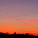 Erste Reflexe am Kondensstreifen und den Föhnwolken