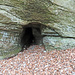 Eine kleine Höhle am Ufer der Emme.