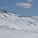 Talboden Richtung Maighelspass. In der Mitte (mit langem Grat nach unten gezogen) Piz Borel. Links (viel dunkler Fels) Piz Ravetsch