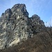 Il sentiero si snoda sotto la verticalità del Sass di Mont.