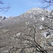 Si intravedono le Cime di Noga osservate dal percorso che da Alpe Serte conduce a Rancò. 