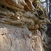 Blick in die Geschichte: Granit, Transgressionskonglomerat und Schichten aus Sandstein und Mergel.