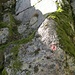 Ah, da finde ich den roten Punkt, direkt am Fuße der Felswand des Kessels (siehe nächstes Foto).