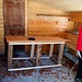 Un grosso tavolo in legno