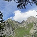 Im Abstieg vom Gulmen. Ungewöhnlicher Blick auf die alpine Aufstiegsroute zum Jöchli/Nädliger
