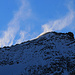 Blick vom Passo di Critsallina (2568m) zum 2911m hohen Gipfel mit den Schneefahnen... doch nun ging es ertstmals in die Hütte vor dem Gipfelsturm zum Aufwärmen bei Kaffe und feinem Kuchen!

Unter dem Gipfel ist die kleine Schutzhütte Rifugio Camosci (2900m) zu sehen.