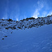 Schneeschuhdpot: Mit Pickel und Steigeisen ging es, teilweise alten Spuren und wenigen blauen Punkten folgend, im Linksbogen zum grossen Gratfelsen hinauf.