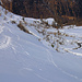 Alpe di Cristallina: Beide ohne Gegenanstieg: Schneeschuhspur und Bachlauf.<br /><br />