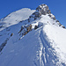 Über den Grat vom Wildgrimmi-Sattel erreicht man den Steilhang vom Gipfelaufbau.
