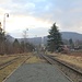 Jílové, Bahnhof, saniertes Durchfahrtsgleis<br />Obwohl auch die Weichen repariert wurden, sind die Nebengleise betrieblich gesperrt, damit niemand zusätzlichen Verkehr bestellt (z. B. Holzabfuhr).