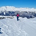 <b>Sul tratto sommitale, molti sciatori decidono di togliere gli sci e di continuare a piedi. </b>