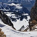 Tiefblick von der Fulfirstlücke das Fulfirstcouloir hinab nach Sennis. Der Aufstieg über das Fulfirstcouloir ist nicht ganz einfach