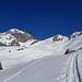 Immer tiefer steigt man in das Hochtal auf bis man rechts zum Sattel aufsteigt.