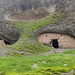 Alte Unterkünfte in den Felsen von Meteora