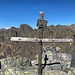 La rustica croce di vetta posta su Cima Sasso; dietro, l’inconfondibile Pedum, la montagna simbolo della Val Grande. (foto Fabio)