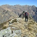 Prima di scendere, un doveroso sguardo verso nord sulle dirupate creste della Corona di Ghina e sulle Strette del Casè, che si attraversano venendo da Pogallo per dirigersi verso il Bivacco Bocchetta di Campo; prima o poi verrà anche il loro momento…