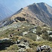 Inizio della discesa nel tratto ripido sotto  la cima, prima di attraversare la pietraia e riportarsi sulla cresta che percorreremo seguendo il percorso dell’andata. A sinistra la Valle dove scorre il Rio Pogallo, mentre a destra quella dove scorre il Rio Val Grande.