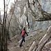 Il sentiero verso la Grotta del Pipistrello corre alla base della parete.