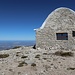 Refugio de Miramundos. Das frei zugängliche Biwak ist mit einem Tisch und Stühlen eingerichtet, auf dem Dachboden kann man auf dem Bretterboden schlafen.