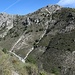 Abstieg in den tief eingeschnittenen Río Almánchares - auf der anderen Seite sieht man den Weg hoch zum Collado de la Monticara. 