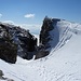 Die markante Felsspalte auf der Gruft