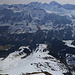 Tiefblick über die Gipfelflanke hinunter zum Linterbärgli und nach Linter, darüber von rechts u.a. Hockenhorn, Doldenhorn, Fründenhorn, Blüemlisalp, Aletschhorn, Grosshorn, Gspaltenhorn, Mittaghorn, Äbeni Flue, Gletscherhorn und Jungfrau