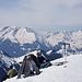 Gipfelrast am Wannenspitz mit Blick zu Calanda und Graue Hörner